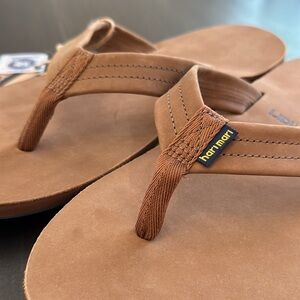 NWT Hari mari men’s leather flip flops, size 11